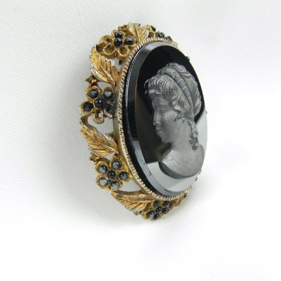 60s Onyx Cameo Brooch or Pendant with Golden Metal | Left-Facing Cameo - Picture 6 of 9